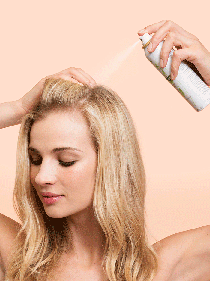 Nettoyer les cheveux sans les mouiller en 2 minutes. 