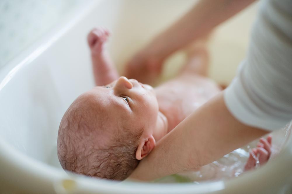 Spălarea părului bebelușilor: Ghid pentru părinți full