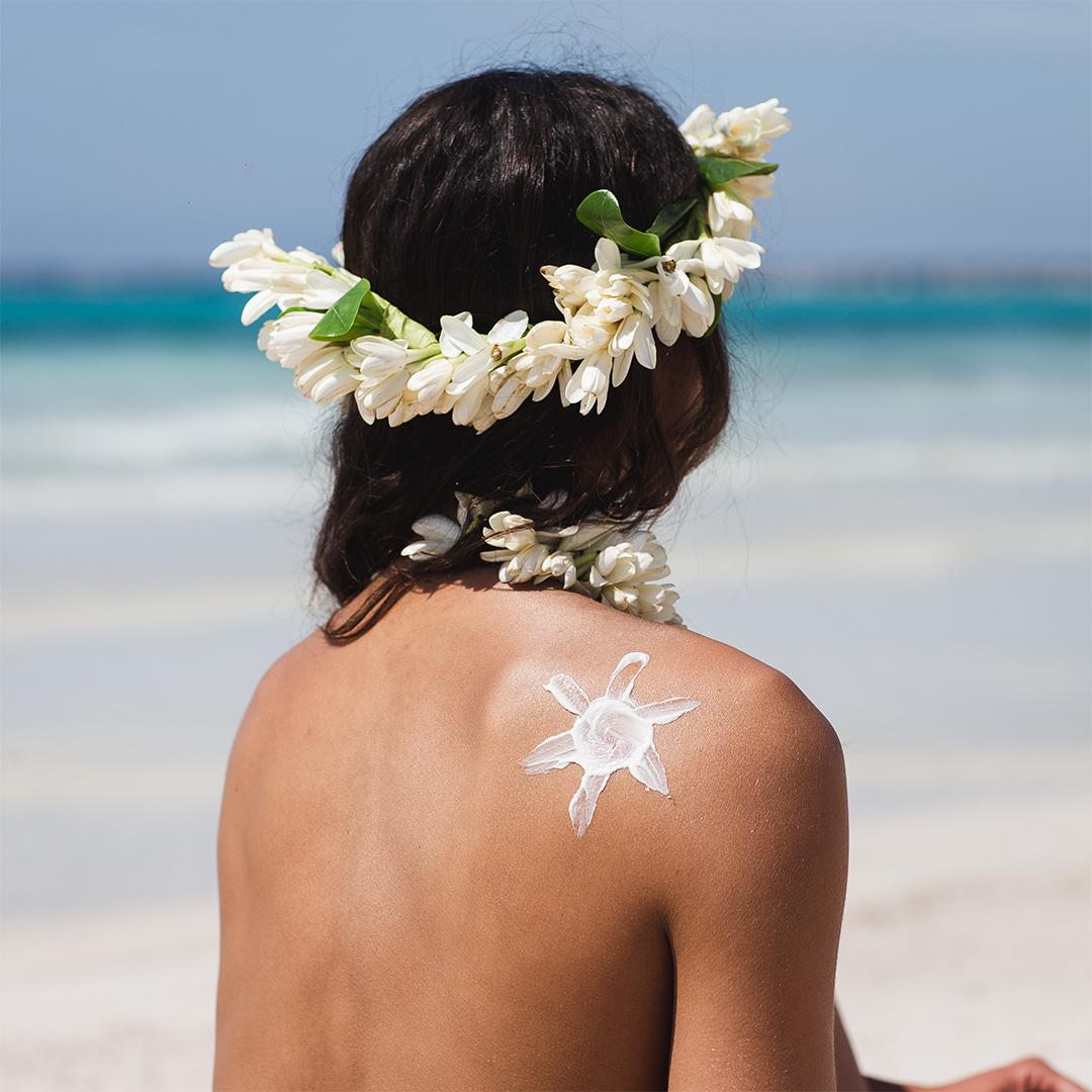 Vahinés sur plage Polynésie crème solaire